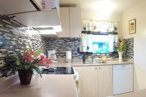 Kuchyň nebo kuchyňský kout v ubytování Best Deal and Epic Location 2bd 2BA Ocean View