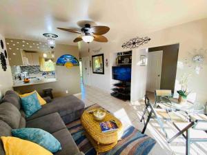 TV a/nebo společenská místnost v ubytování Best Deal and Epic Location 2bd 2BA Ocean View
