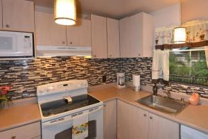 Kuchyň nebo kuchyňský kout v ubytování Best Deal and Epic Location 2bd 2BA Ocean View