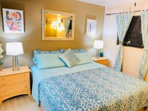 Postel nebo postele na pokoji v ubytování Best Deal and Epic Location 2bd 2BA Ocean View