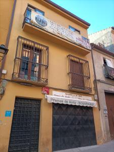 a building with a sign that reads youre de aux sources at Casa Martín in Avila