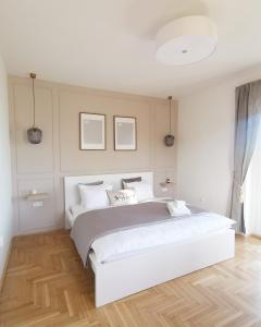 Postel nebo postele na pokoji v ubytování Grand Terrace Apartment with AC & heating