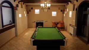 une salle avec un billard et une salle à manger dans l'établissement Hotel Villa Letan, à Fažana