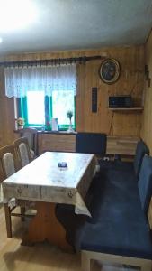 Ismar&Hanna في فلاسيتش: غرفة معيشة مع طاولة وكراسي ومطبخ