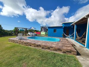 ein Garten mit Swimmingpool und ein Haus in der Unterkunft Recanto da Lua in Corumbau