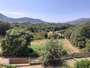 - une vue sur une vallée avec des montagnes en arrière-plan dans l'établissement Charmante maisonnette situé au calme proche d'Ajaccio., à Afa