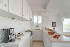 A kitchen or kitchenette at white house by the sea