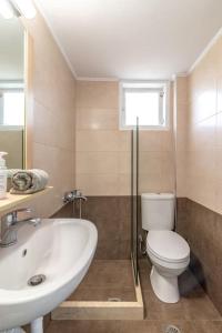 A bathroom at white house by the sea Még 37 kép