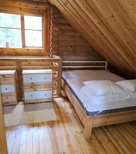 1 dormitorio con 2 camas en una cabaña de madera en NPLIHOUSE, en Otepää