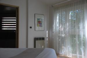 A bed or beds in a room at Hôtel Le Barry, Toulouse Nord Még 19 kép