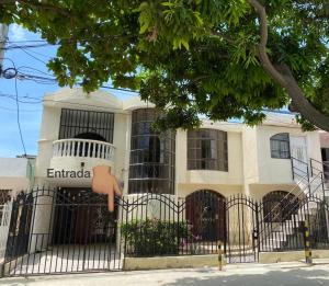 a building with a fence in front of it at Apartamento con aire acondicionado y parqueadero por dias en Santa Marta in Santa Marta