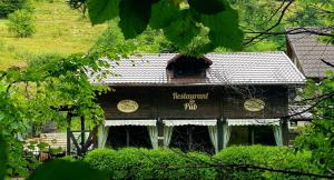 un bâtiment avec un panneau indiquant un restaurant dans l'établissement Pensiunea Bia Papadia, à Bicaz