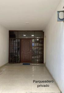 een lege kamer met een deur in een gebouw bij Apartamento con aire acondicionado y parqueadero por dias en Santa Marta in Santa Marta
