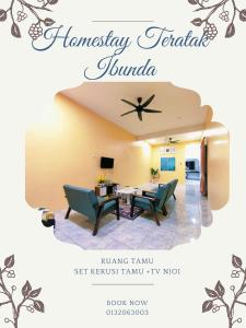un flyer pour une maison avec un salon dans l'établissement Homestay Teratak Ibunda, à Jerantut