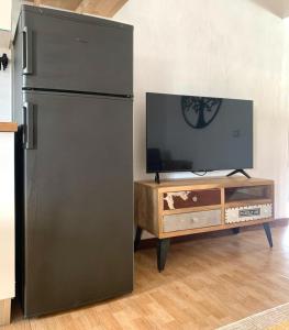 En tv och/eller ett underhållningssystem på Girasol House