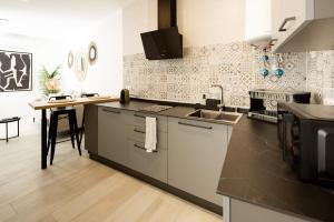a kitchen with a sink and a counter top at Apartamento Mucha Vida Little Apartments in Cádiz