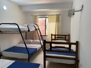 two bunk beds in a room with a window at Apartamento con aire acondicionado y parqueadero por dias en Santa Marta in Santa Marta