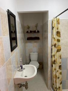 a bathroom with a sink and a toilet at Apartamento con aire acondicionado y parqueadero por dias en Santa Marta in Santa Marta