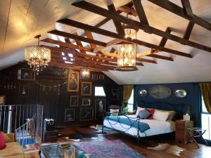Elle comprend un salon avec un canapé et un plafond aux poutres apparentes. dans l'établissement Cedar Oaks Inn The Birdcage Saloon, à Dickinson