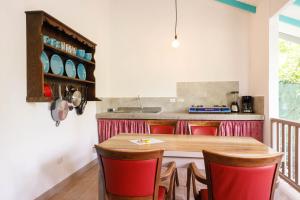 Kuchyň nebo kuchyňský kout v ubytování Villa Casa Azul & Arena Blanca Apartamentos