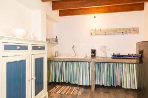 Kuchyň nebo kuchyňský kout v ubytování Villa Casa Azul & Arena Blanca Apartamentos