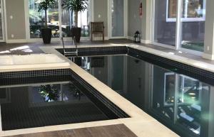 une grande piscine dans un bâtiment dans l'établissement 304/2 apto com piscina aquecida, à Gramado