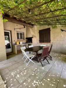 Patio alebo iná vonkajšia časť ubytovania Belle et grande villa pour des séjours en famille et entre amis