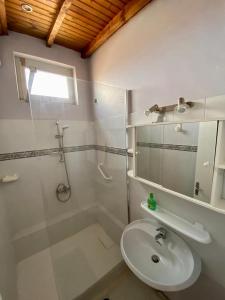 biała łazienka z umywalką i prysznicem w obiekcie Belle et grande villa pour des séjours en famille et entre amis w mieście Cruscades +12 zdjęć