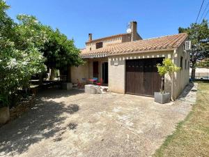 dom z dużym ogródkiem przed nim w obiekcie Belle et grande villa pour des séjours en famille et entre amis w mieście Cruscades