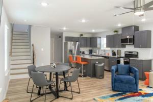 A kitchen or kitchenette at PEERLESS RETREAT - Minutes from Downtown Houston