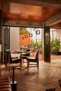 a patio with a table and chairs and a soda machine at Campos Polanco in Mexico City