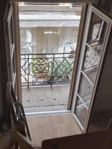 une fenêtre ouverte avec vue sur un balcon dans l'établissement Studio mezzanine hyper centre, au pied du castillet, à Perpignan