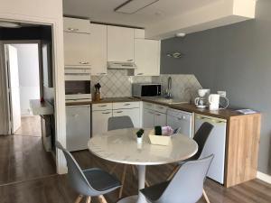 Кухня або міні-кухня у Appartement 3 Étoiles - Plage des Phoques avec Parking Privé