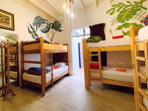 Postel nebo postele na pokoji v ubytování Waikiki Hostel