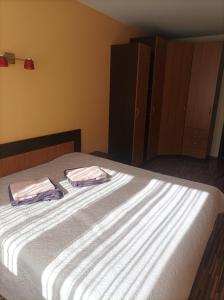 - une chambre avec un lit et 2 serviettes dans l'établissement Centrinio parko apartamentai, à Šiauliai