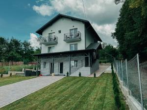 una casa blanca con techo negro en Casa Dumitru 2 en Valea Borului