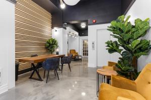 een eetkamer met een tafel en stoelen bij Le Sand & Stone Hotel in Montreal