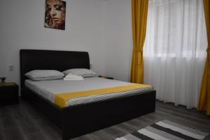 a bedroom with a bed with a black and yellow mattress at Casa Dumitru 2 in Valea Borului