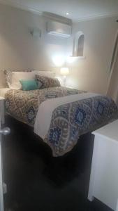 Voodi või voodid majutusasutuse Negril Condo by the Beach Apt. 194 Point Village toas