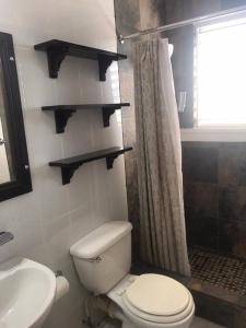 Vannituba majutusasutuses Negril Condo by the Beach Apt. 194 Point Village