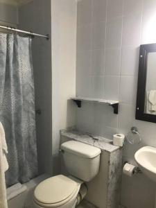 Vannituba majutusasutuses Negril Condo by the Beach Apt. 194 Point Village