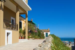 a walkway between two houses with the ocean in the background at 42° parallelo in Termoli