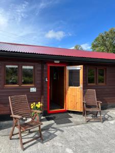een hut met twee stoelen ervoor bij Red Squirrel Lodge in Galway