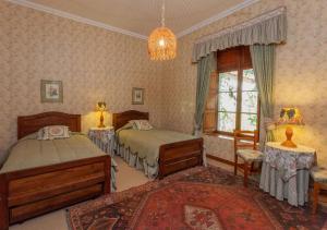 a bedroom with two beds and a window at Hotel Boutique Almahue in Pichidegua