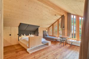 um quarto numa casa com uma cama e uma mesa em Kircherhof em Bressanone