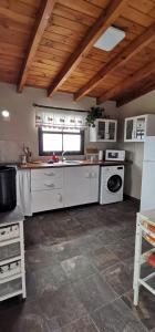 cocina con electrodomésticos blancos y techo de madera en APARTAMENTO LOS CACTUS, en Echedo