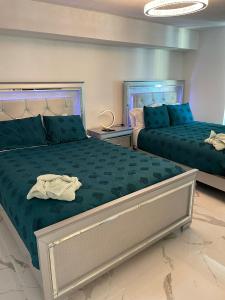 a bedroom with two beds with blue pillows at Lujoso apartamento en Brickell in Miami +11 photos