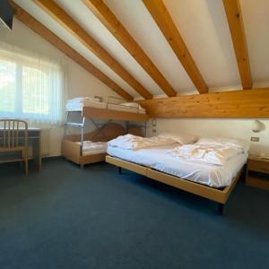 Katil atau katil-katil dalam bilik di Hotel Olisamir