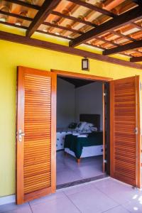 an open door to a bedroom with a bed at Pousada Enseada da Ilha in Capitólio