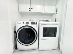 a washer and dryer in a small room at Trendy Ivy 2-bedroom Apartment Near Dt Coalinga in Coalinga